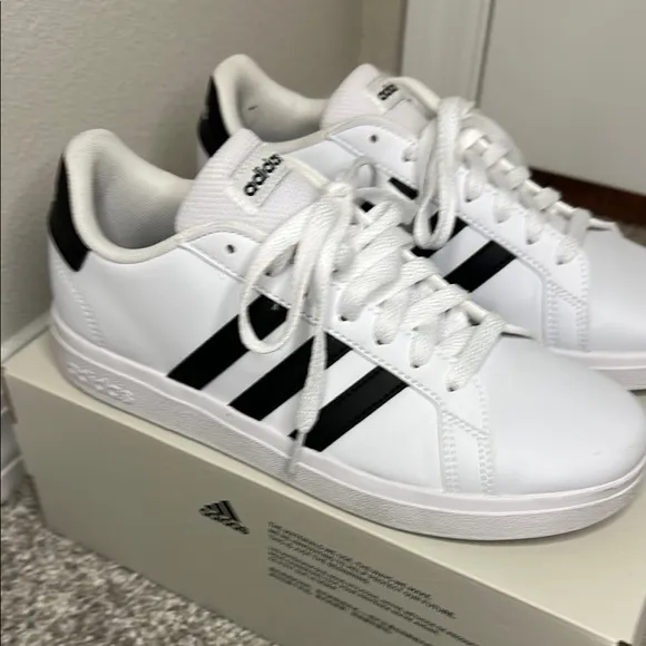 Adidas Grand Court 2.0 Kids size 6 White and Black Sneakers