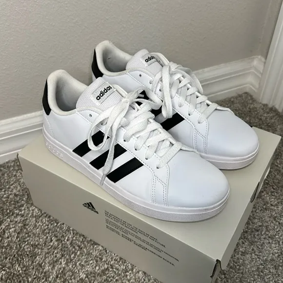Adidas Grand Court 2.0 Kids size 6 White and Black Sneakers