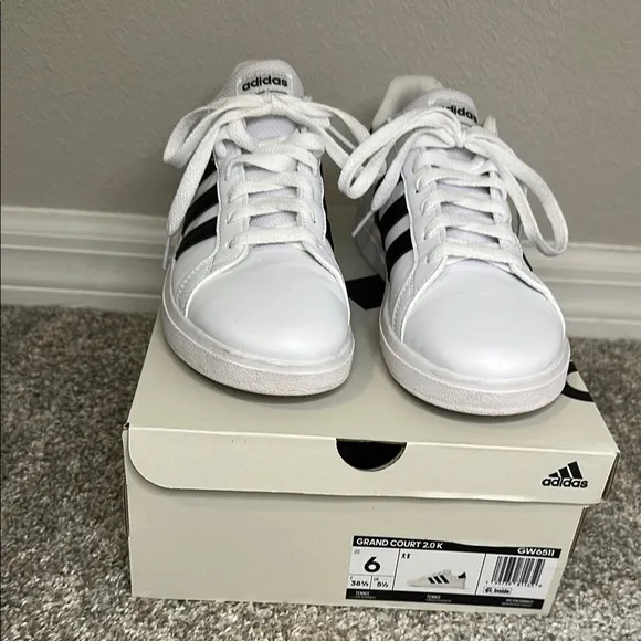 Adidas Grand Court 2.0 Kids size 6 White and Black Sneakers