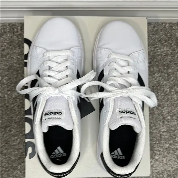 Adidas Grand Court 2.0 Kids size 6 White and Black Sneakers