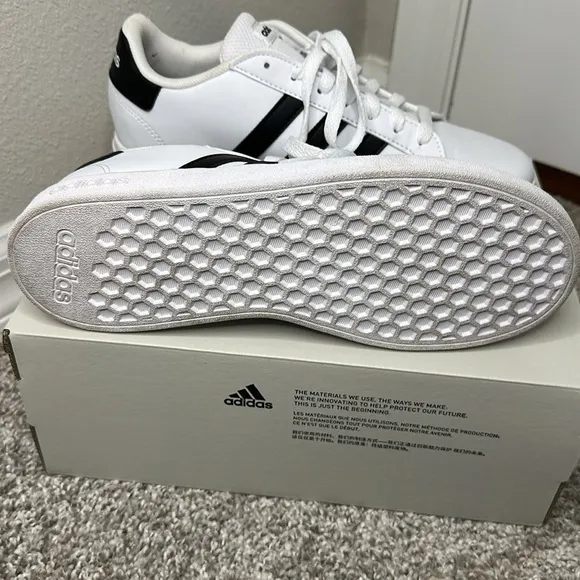 Adidas Grand Court 2.0 Kids size 6 White and Black Sneakers