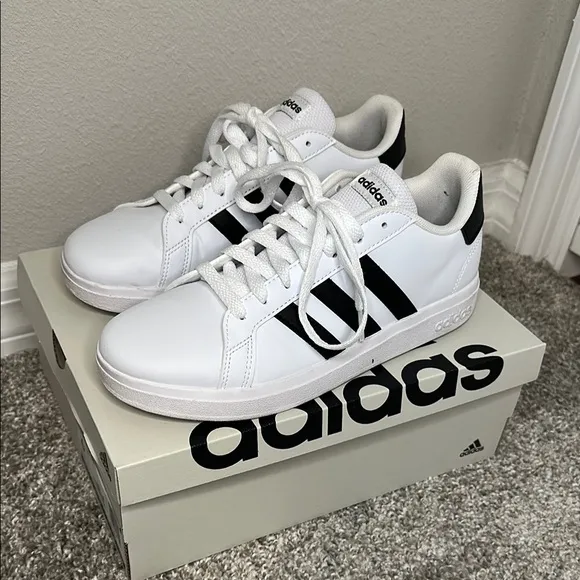 Adidas Grand Court 2.0 Kids size 6 White and Black Sneakers