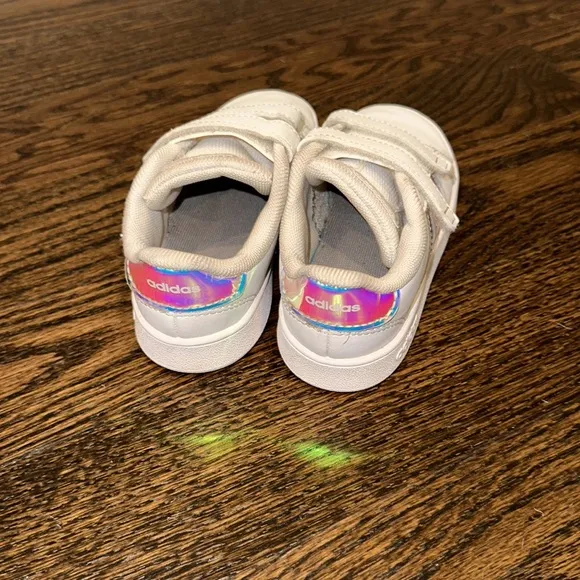 ADIDAS GRAND COURT HOLOGRAPHIC SNEAKERS. EXCELLENT CONDITION. WORN LESS THAN 10X