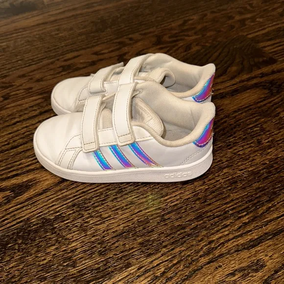 ADIDAS GRAND COURT HOLOGRAPHIC SNEAKERS. EXCELLENT CONDITION. WORN LESS THAN 10X