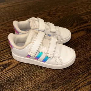 ADIDAS GRAND COURT HOLOGRAPHIC SNEAKERS. EXCELLENT CONDITION. WORN LESS THAN 10X