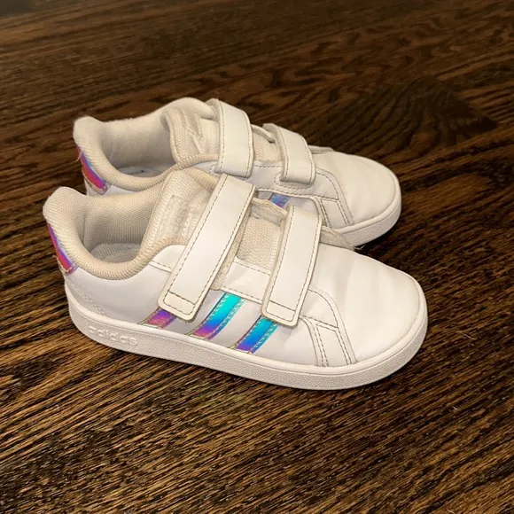 ADIDAS GRAND COURT HOLOGRAPHIC SNEAKERS. EXCELLENT CONDITION. WORN LESS THAN 10X
