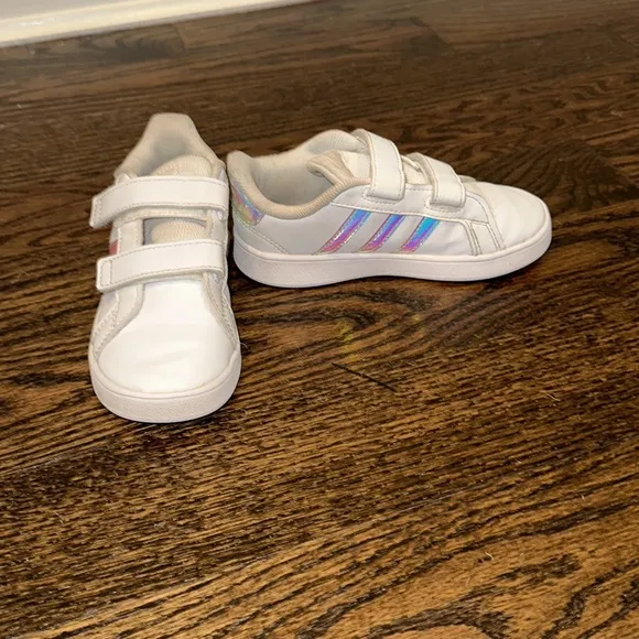 ADIDAS GRAND COURT HOLOGRAPHIC SNEAKERS. EXCELLENT CONDITION. WORN LESS THAN 10X