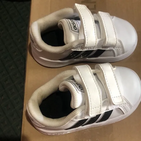 adidas Unisex-Baby Grand Court 2.0 Hook And Loop Tennis Shoes 👟