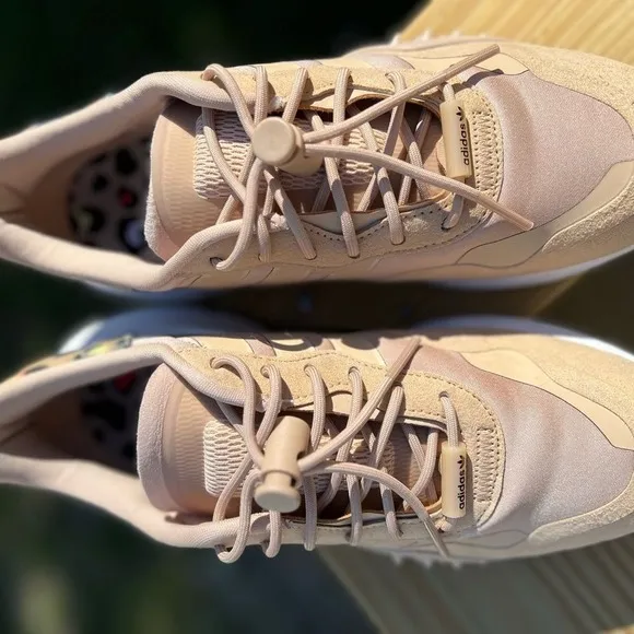 Adidas women shoes trainers size 8.5 beige pale nude‎