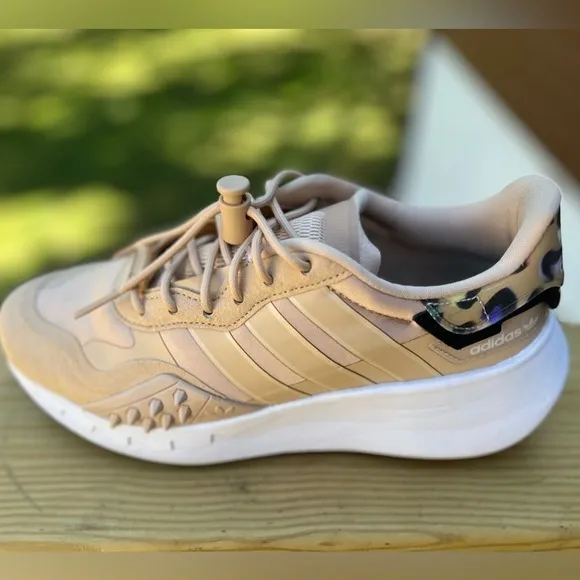 Adidas women shoes trainers size 8.5 beige pale nude‎
