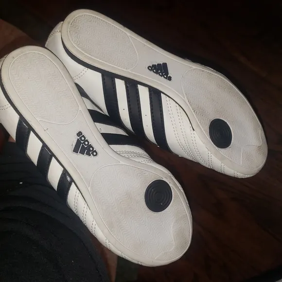 Adidas youth boys girls indoor training sneakers shoes 4