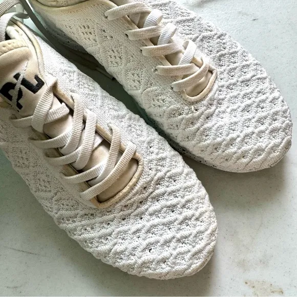 APL Techloom Phantom Mesh Stretch Athletic Shoes Beige Cream Size 7.5