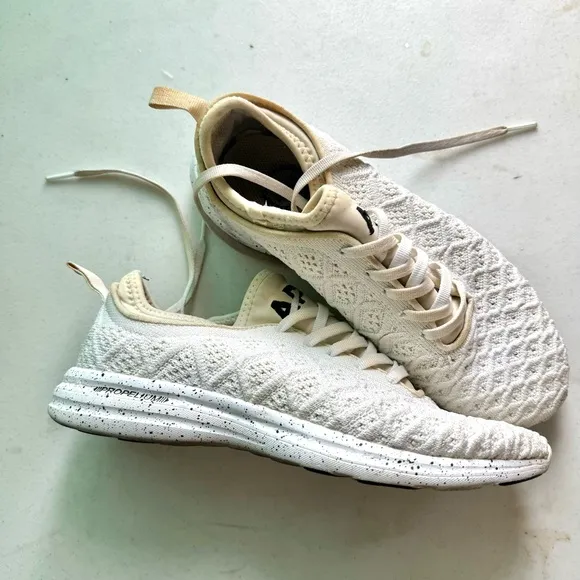 APL Techloom Phantom Mesh Stretch Athletic Shoes Beige Cream Size 7.5