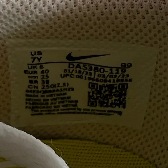 Boy's Nike Court Legacy Sneakers Size 7Y White Yellow