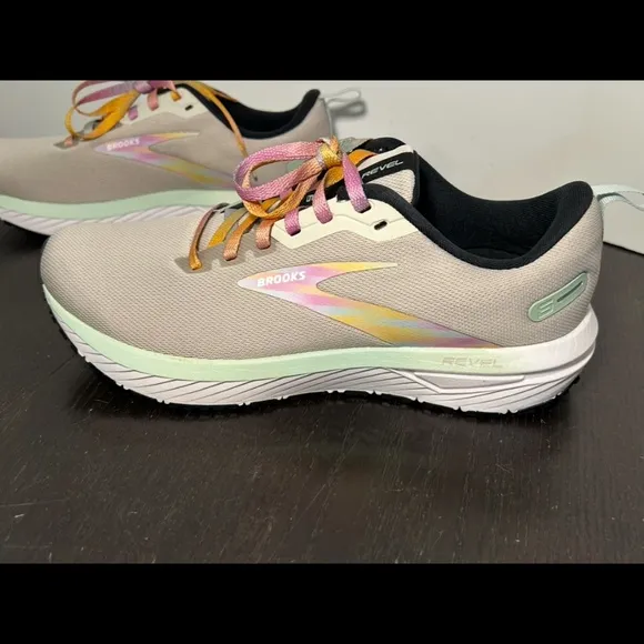 Brooks Revel 6 Running Shoes Sneakers Limited Edition Womans 10.5