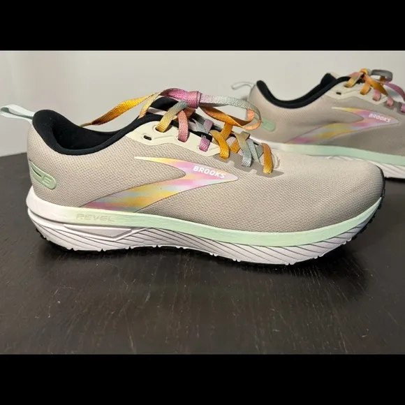 Brooks Revel 6 Running Shoes Sneakers Limited Edition Womans 10.5