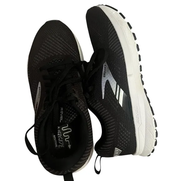 Brooks Women's Black and White Running Shoes “Revel 5” size 6.5