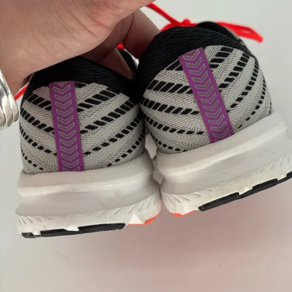 Brooks Womens Launch 6 Running Shoe