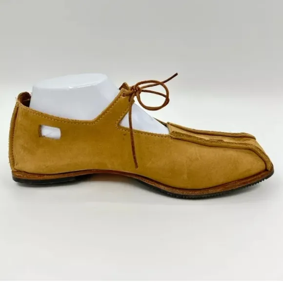 Cydwoq Women Size 39.5 READ !!! Tan Nubuck leather. Lace Up Flats