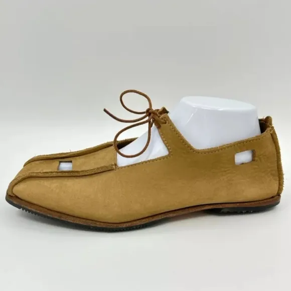 Cydwoq Women Size 39.5 READ !!! Tan Nubuck leather. Lace Up Flats