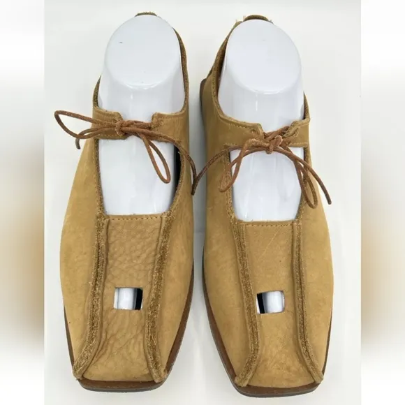 Cydwoq Women Size 39.5 READ !!! Tan Nubuck leather. Lace Up Flats