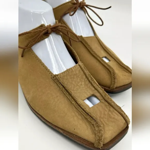 Cydwoq Women Size 39.5 READ !!! Tan Nubuck leather. Lace Up Flats