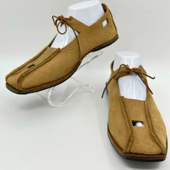 Cydwoq Women Size 39.5 READ !!! Tan Nubuck leather. Lace Up Flats
