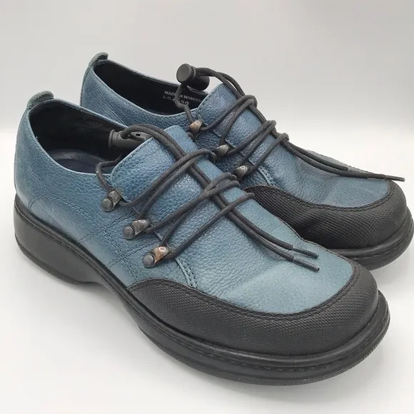 Dansco blue leather shoes with black toggle laces, size 38 (7.5)