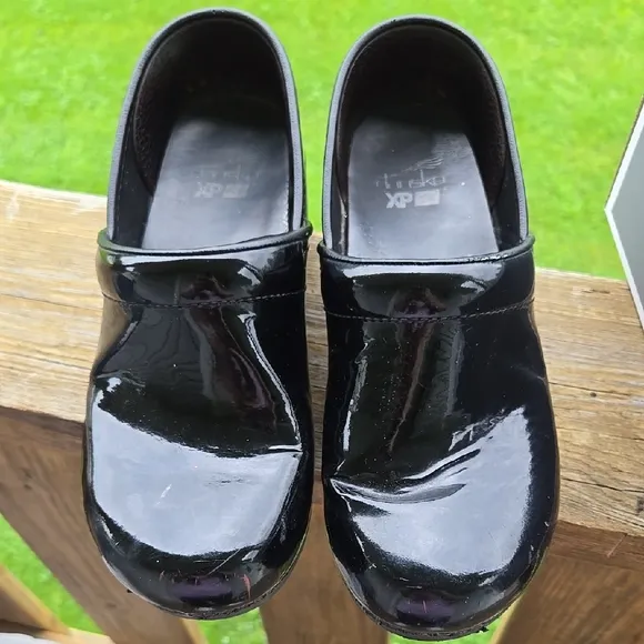Dansko XP Womens Scrub Clogs Black Patent 39 8.5 To 9