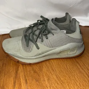DS UNDER ARMOUR CURRY 4 IV LOW GROVE GREEN 2018 MEN'S SIZE 10 GUM 3000083-301