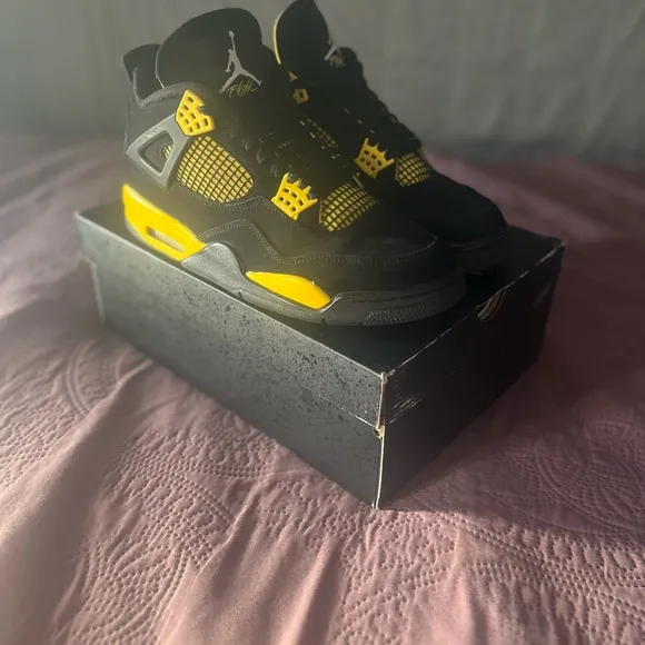 Jordan 4 yellow thunders size 11