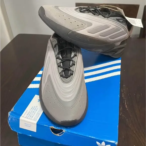 Men Adidas Ozelia athletic shoes (never worn)