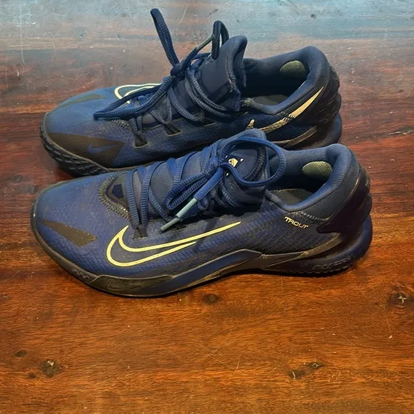 Mike Trout turf shoes size 7