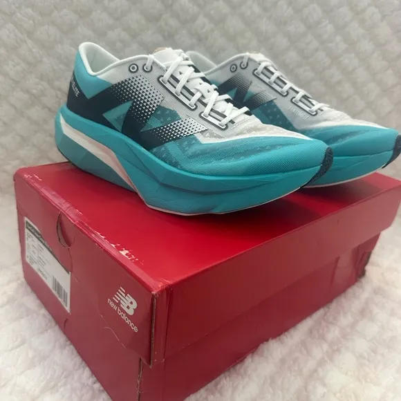 New Balance FuelCell SC (SuperComp) Elite v4- NWT!  Size 9W in Cyber Jade/White