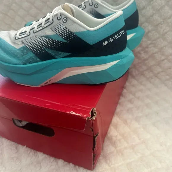 New Balance FuelCell SC (SuperComp) Elite v4- NWT!  Size 9W in Cyber Jade/White