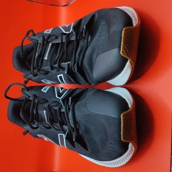 New balance running shoes dynasoft men's size 14 black and white .