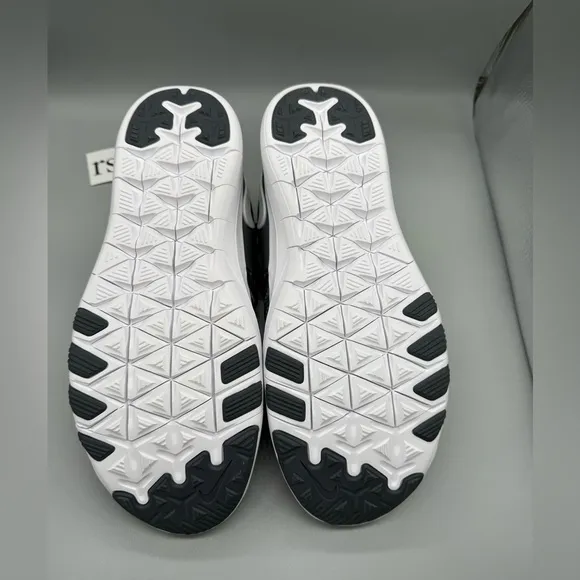 NEW- Women’s Grey White/ Nike Free Tr7 Training Shoes/ Womens Size 7.5 - NIB