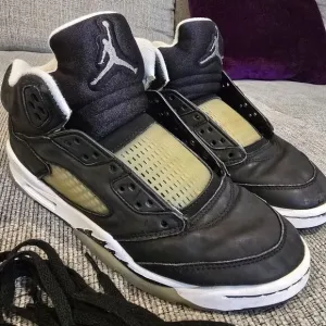 Nike Air Jordan 5 Retro Moonlight Oreo Shoes Black White Size 7Y.
