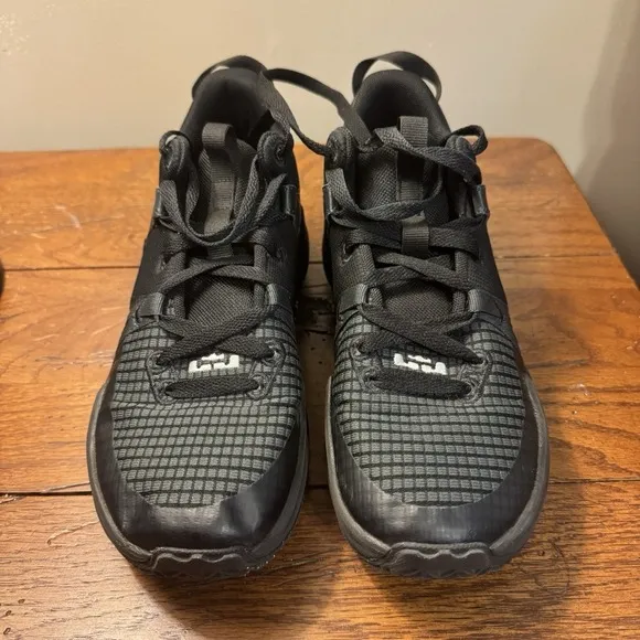 Nike Basketball Shoes 6.5Y LeBron VW2 Black DQ8650-004 Youth
