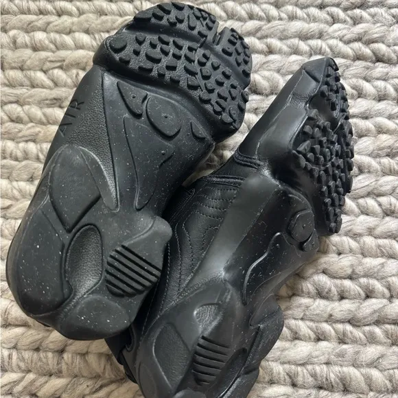 Nike Black Air Rift tabi Sneakers with Velcro Strap and Athletic Sole