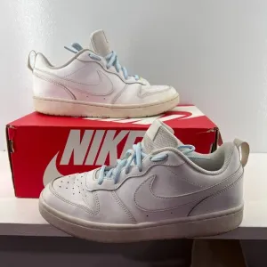 Nike Boys Court Borough Low 2 BQ5448-100 White Running Shoes Sneakers Size 6.5 Y