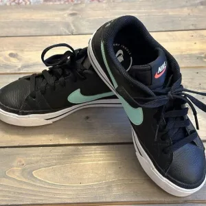 Nike Court Legacy Black Aqua Blue Athletic Shoes Sneakers Size 5.5‎ Excellent