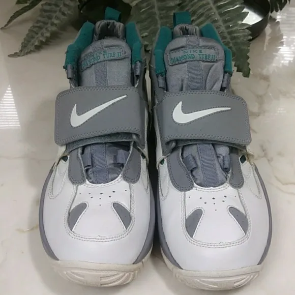 Nike diamond Turf 2 2011 White tail and gray sz.7y