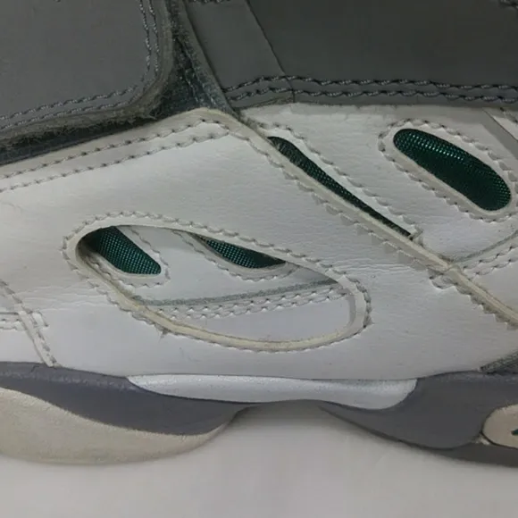 Nike diamond Turf 2 2011 White tail and gray sz.7y