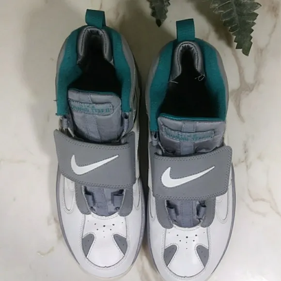 Nike diamond Turf 2 2011 White tail and gray sz.7y
