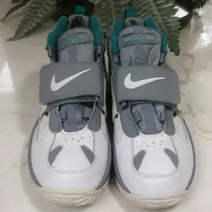 Nike diamond Turf 2 2011 White tail and gray sz.7y