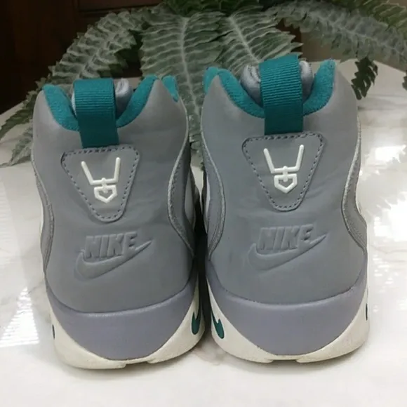 Nike diamond Turf 2 2011 White tail and gray sz.7y