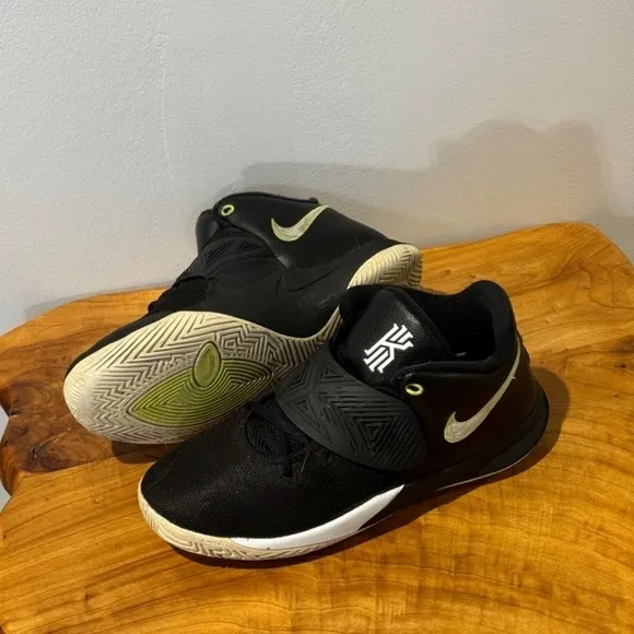 Nike Kyrie FlyTrap Youth Preteen Boy 7Y Black Basketball Lace Up Running Shoes