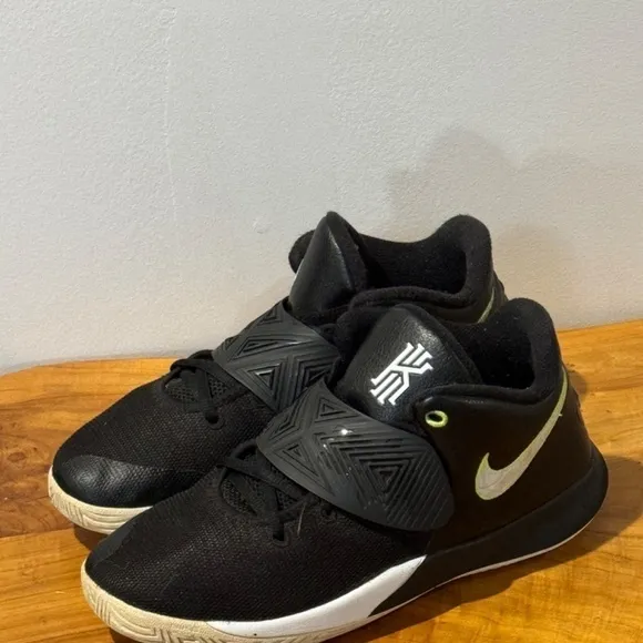 Nike Kyrie FlyTrap Youth Preteen Boy 7Y Black Basketball Lace Up Running Shoes