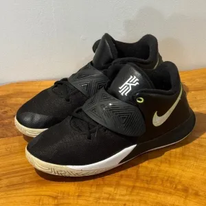 Nike Kyrie FlyTrap Youth Preteen Boy 7Y Black Basketball Lace Up Running Shoes